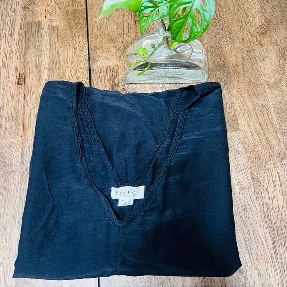 Velvet by Graham & Spencer black top - Picture 4 of 9